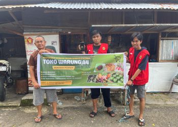 Foto bersama Mahasiswa KKNT dengan salah satu UMKM di Parepare dalam program kerja digitalisasi UMKM, Senin (03/02). Foto: Dokumentasi Pribadi