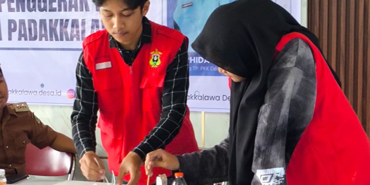 Mahasiswa KKN-T Gelar Sosialisasi dan Praktik Pembuatan Lilin Aromaterapi dari Minyak Jelantah