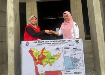 Mahasiswa KKN Tematik Unhas menyerahkan peta rawan bencana banjir kepada pemerintah Desa Lero, Kecamatan Suppa, Kabupaten Pinrang, Jumat (07/02). Foto: Dokumentasi pribadi