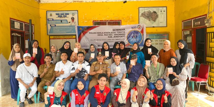 Foto bersama dalam sosialisasi pembuatan es krim dari rumput laut di Desa Pao Kecamatan Jeneponto, Rabu (06/02). Foto: Dokumentasi pribadi