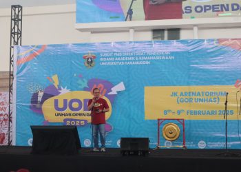 Wakil Rektor Bidang Akademik dan Kemahasiswaan Unhas, Prof Drg Muhammad Ruslin MKes PhD SpBM(K) saat memberikan sambutan pada kegiatan Unhas Open Day 2025 di JK Arenatorium Unhas, Sabtu (08/02). IDENTITAS/Muh Fadhel Perdana