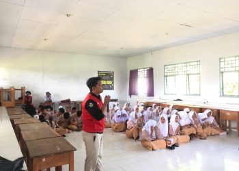 Mahasiswa menjelaskan kepada siswa mengenai mengenai literasi digital dan keamanan siber di SMA di SMAN 4 Pinrang, Selasa (11/02). Foto: Dokumentasi pribadi