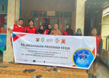 Foto Bersama Mahasiswa KKN setelah memperkenalkan program kerja dengan tema Transformasi UMKM Sipakamasei Kampung Baru, Minggu (09/02). Foto: Dokumentasi Pribadi