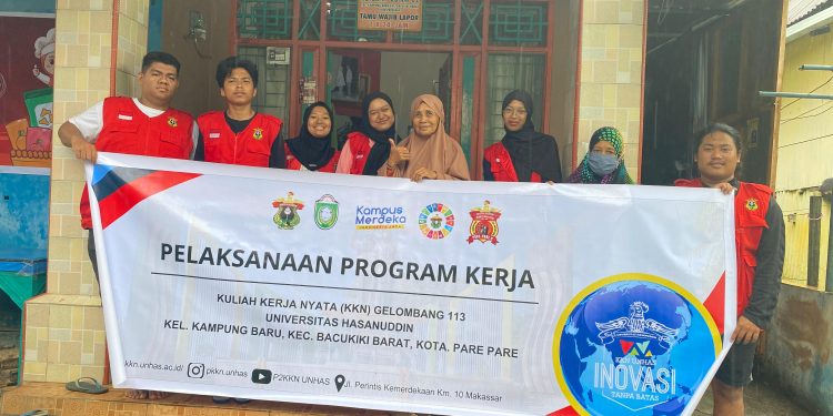 Foto Bersama Mahasiswa KKN setelah memperkenalkan program kerja dengan tema Transformasi UMKM Sipakamasei Kampung Baru, Minggu (09/02). Foto: Dokumentasi Pribadi