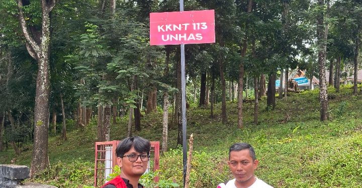 Mahasiswa KKN-T Pasang Lampu Penerangan Jalan Umum Tenaga Surya di Kelurahan Lanna