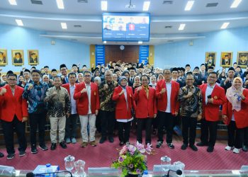 Foto bersama setelah penyerahan SK pengangkatan calon non PNS tetap Dosen di Ruang Senat Lantai 2 Rektorat Unhas, Senin (10/02). Foto : IDENTITAS/Adrian