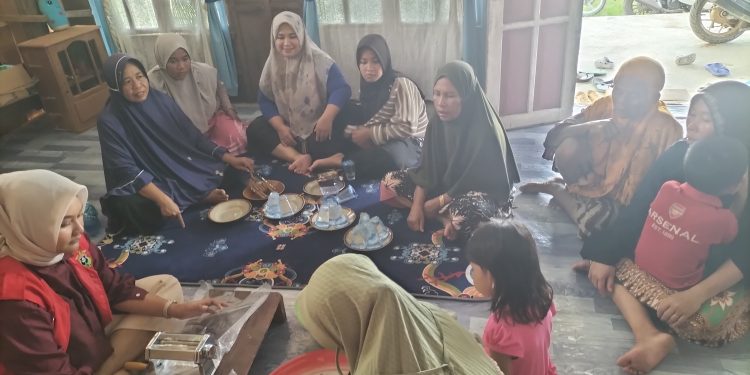 Potret mahasiswa bekerja sama dengan ibu-ibu rumah tangga dalam pembuatan Keripik Rumput Laut di Desa Boronglamu, Minggu (09/02). Foto: Dokumentasi pribadi