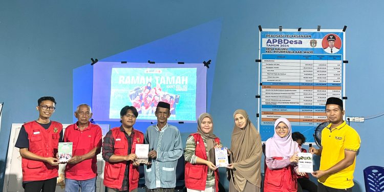 Mahasiswa KKNT 113 Unhas serahkan empat modul kepada masyarakat di Gedung Serba Guna Desa Kaluku Kecamatan Pitumpanua Kabupaten Wajo, Sabtu (08/02). Foto: Dokumentasi Pribadi