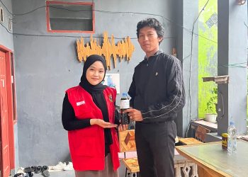 Mahasiswa KKN Unhas menyerahkan pestisida nabati ke warga di Rumah Kepala Desa Maccini Baji, Minggu (09/02). Foto: Dokumentasi pribadi