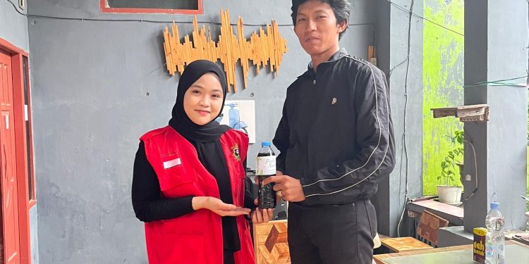 Mahasiswa KKN Unhas menyerahkan pestisida nabati ke warga di Rumah Kepala Desa Maccini Baji, Minggu (09/02). Foto: Dokumentasi pribadi