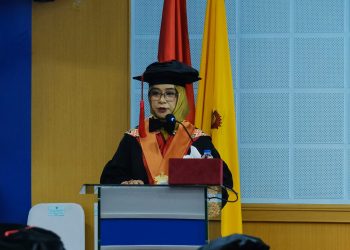 Prof Sri Purwanti saat berpidato dalam pengukuhan guru besar di Ruang Senat Lantai 2 Rektorat Unhas, Selasa (11/02). Foto: IDENTITAS/Adrian.
