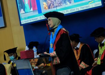 Prof Nadiarti saat berorasi ilmiah di Ruang Rapat Senat, Lantai 2 Gedung Rektorat Unhas, Selasa (11/02). IDENTITAS/ Adrian