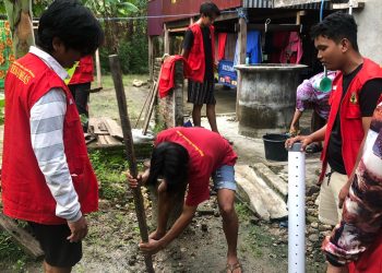 Mahasiswa KKN Unhas membuat biopori di daerah Karaballo, Kelurahan Watang Suppa, Kabupaten Pinrang, Selasa (11/02). Foto: Dokumentasi pribadi