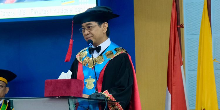 Rektor Unhas, Prof Jamaluddin Jompa dalam Pengukuhan Guru Besar, Selasa (18/02). Foto : IDENTITAS/Aliyah Fadhilah