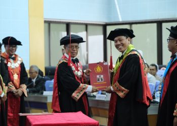 Prof Muhammad Akbar sesaat setelah dikukuhkan sebagai guru besar Fakultas Kedokteran di Ruang Rapat Senat, Lantai 2 Gedung Rektorat Unhas, Selasa (18/02). Foto : IDENTITAS/Afifah