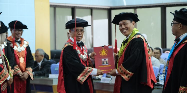 Prof Muhammad Akbar sesaat setelah dikukuhkan sebagai guru besar Fakultas Kedokteran di Ruang Rapat Senat, Lantai 2 Gedung Rektorat Unhas, Selasa (18/02). Foto : IDENTITAS/Afifah