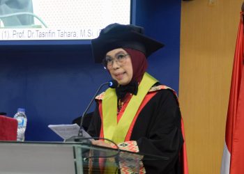 Prof Habibah Setyawati Muhiddin saat menyampaikan orasi ilmiah, Selasa (18/02). Foto: IDENTITAS/Aliyah Fadhilah