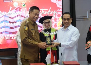 Rektor Unhas, Prof Jamaluddin Jompa (kanan) menyerahkan cenderamata kepada Pj Gubernur Sulsel, Prof Fadjry Djufry (kiri), Selasa (18/02). Foto: IDENTITAS/Muhammad Nur Ilham
