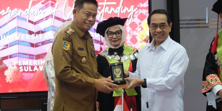 Rektor Unhas, Prof Jamaluddin Jompa (kanan) menyerahkan cenderamata kepada Pj Gubernur Sulsel, Prof Fadjry Djufry (kiri), Selasa (18/02). Foto: IDENTITAS/Muhammad Nur Ilham