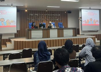 Pembukaan sesi materi teknik riset dan wawancara yang dibawakan oleh Founder Yayasan Ruang Antara sekaligus Jurnalis IDN Times, Irwan Idris di Student Centre Fakultas Kedokteran Unhas, Sabtu (22/02). IDENTITAS/ Athaya Najibah Alatas