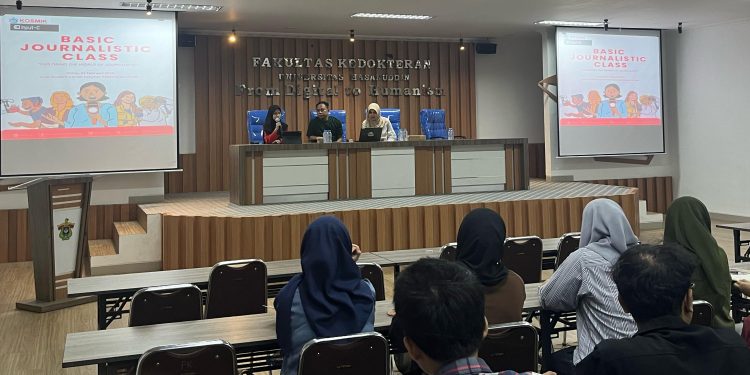 Pembukaan sesi materi teknik riset dan wawancara yang dibawakan oleh Founder Yayasan Ruang Antara sekaligus Jurnalis IDN Times, Irwan Idris di Student Centre Fakultas Kedokteran Unhas, Sabtu (22/02). IDENTITAS/ Athaya Najibah Alatas