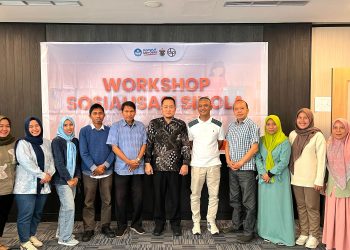 Sesi foto bersama pemateri, tenaga pendidik, dan staff departemen Ilmu Politik sesaat setelah sesi materi pada Workshop Sosialisasi SIKOLA di Vasaka Hotel, Sabtu (22/2). Foto : IDENTITAS /Andika Wijaya