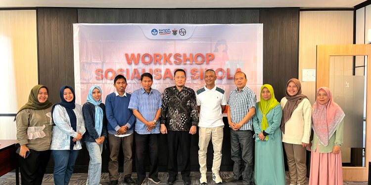 Sesi foto bersama pemateri, tenaga pendidik, dan staff departemen Ilmu Politik sesaat setelah sesi materi pada Workshop Sosialisasi SIKOLA di Vasaka Hotel, Sabtu (22/2). Foto : IDENTITAS /Andika Wijaya
