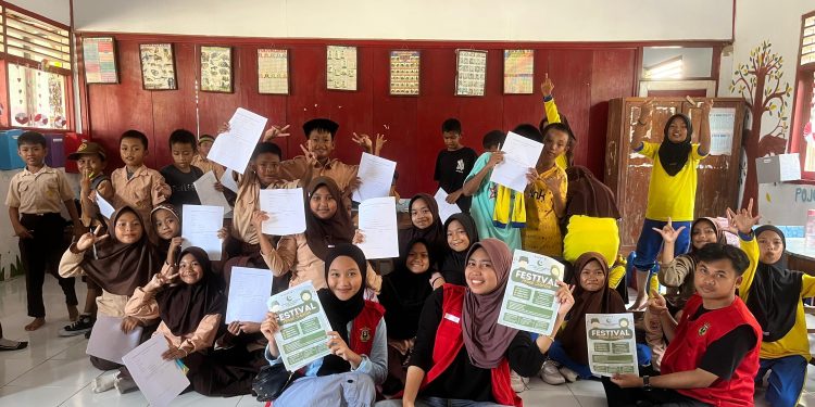 Foto bersama mahasiswa saat membagikan formulir Festival Anak Soleh, Sabtu (01/02). Foto: Dokumentasi pribadi