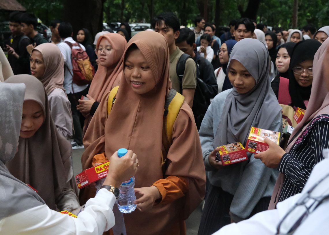 Antrian mahasiswa untuk mendapat nasi kotak gratis