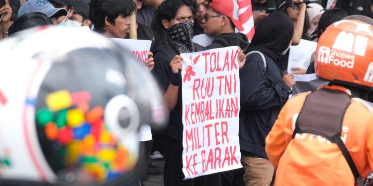 Dari kejauhan terlihat poster dari massa aksi.