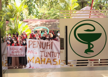 Ratusan Mahasiswa Farmasi Unhas saat berunjuk rasa imbas kekacauan akademik di depan Dekanat Fakultas Farmasi, Jumat (28/02). Foto : IDENTITAS/AWI