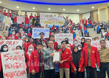 Sejumlah Mahasiswa Farmasi bersama WR 1 Unhas usai menerima surat tuntutan atas kondisi akademiknya, Jumat (28/02). Foto: IDENTITAS/ISBA