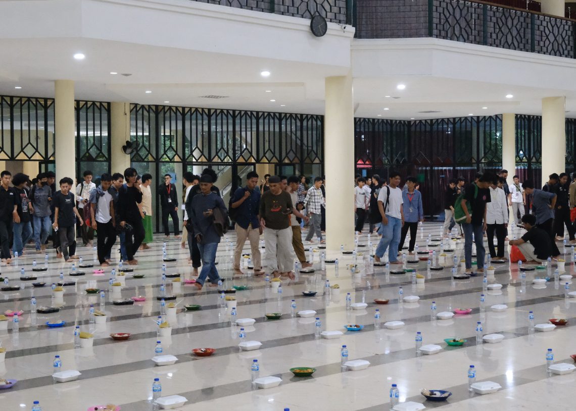 Jemaah Masjid Ikhtiar memasuki masjid untuk menikmati sajian buka puasa gratis