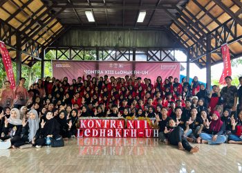 Foto bersama pada kegiatan Konstitusionalisasi Tradisi (KONTRA) Lembaga Debat Hukum dan Konstitusi (LeDHaK) Fakultas Hukum (FH) Universitas Hasanuddin (Unhas) yang berlangsung di Rumah Adat Ujung Pandang, Benteng Somba Opu, Sabtu-Minggu (08-09/03). Foto: Dokumentasi Pribadi
