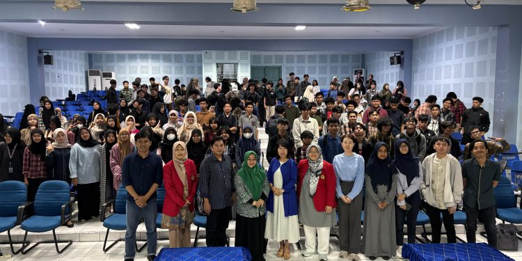 Foto bersama usai kuliah umum di Aula Prof Mattulada FIB Unhas, Selasa (11/03). Foto: IDENTITAS/Ismail Basri.