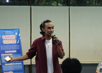 Muhammad Nur Haliq saat membawakan materi "Belajar Videografi dengan Handphone" di Lantai 1 Rektorat Universitas Hasanuddin, Selasa (11/03). Foto: IDENTITAS/Wahyu Alim Syah