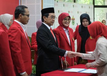 Rektor Unhas, Prof Jamaluddin Jompa memberi selamat kepada salah satu pejabat baru dalam Upacara Pelantikan di Lantai Dasar Rektorat, Kamis (27/03). IDENTITAS/Muh Fadhel Perdana