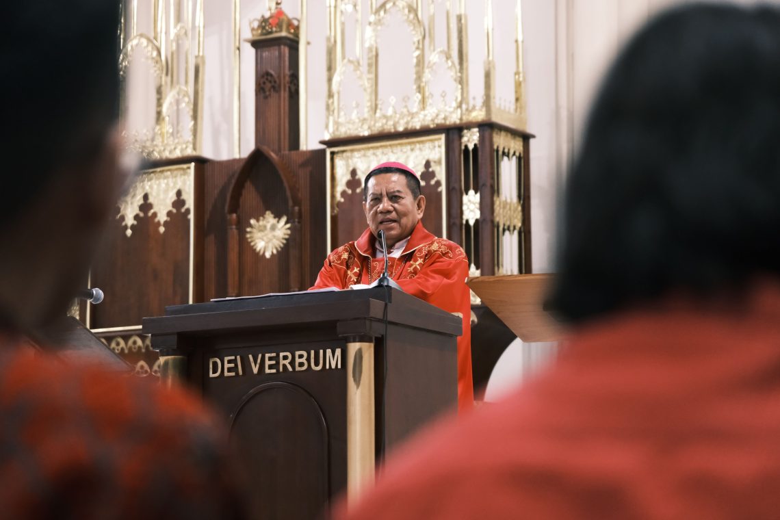 Uskup memimpin Ibadat I, mengenakan jubah liturgi, jubah seremonial dalam perayaan ibadah.