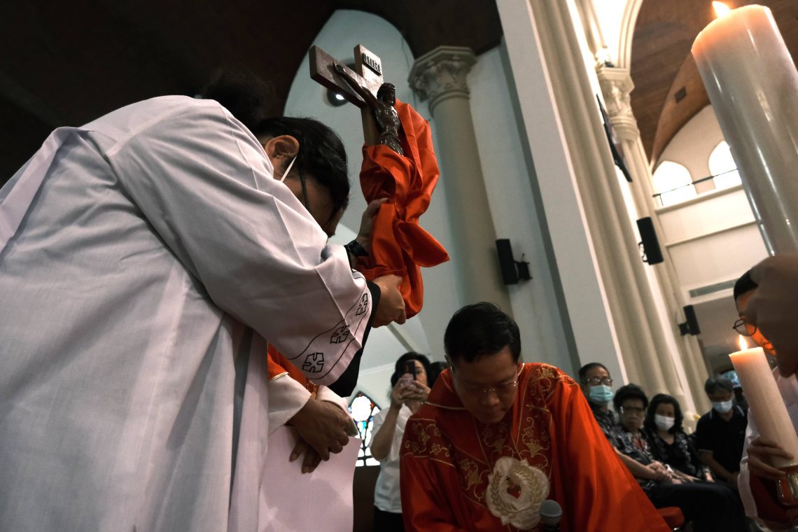 Penghormatan kepada salib sesaat setelah kain salib dibuka