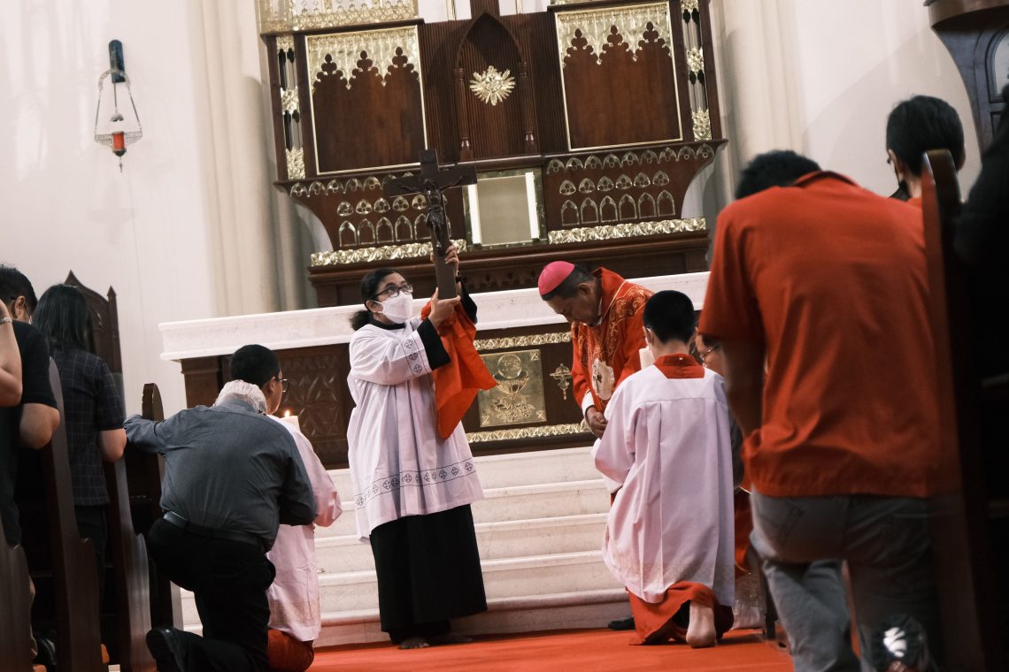 Penghormatan ketiga kepada Salib di depan Altar oleh semua orang yang ada di Gereja Katedral Makassar