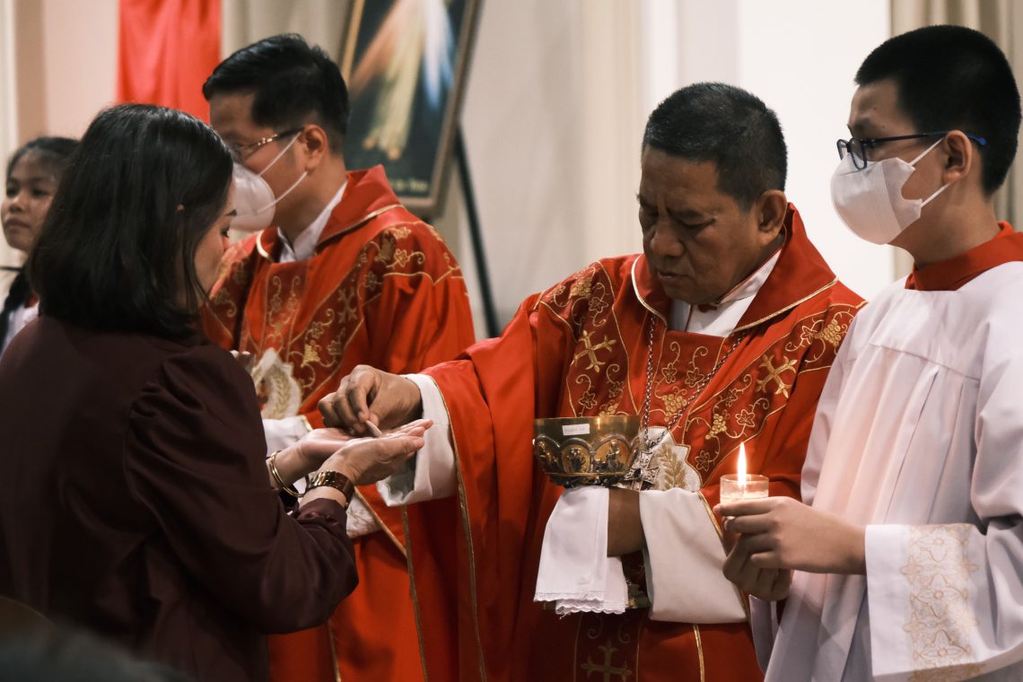 Pembagian hosti (roti kecil bundar) kepada umat yang telah di baptis dan menerima sakramen komuni