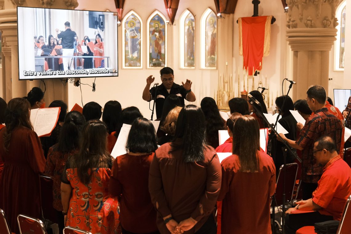 Kor (kelompok penyanyi) dan pemandunya saat mengiringi rangkaian Ibadat I Jumat Agung dengan harmoninya