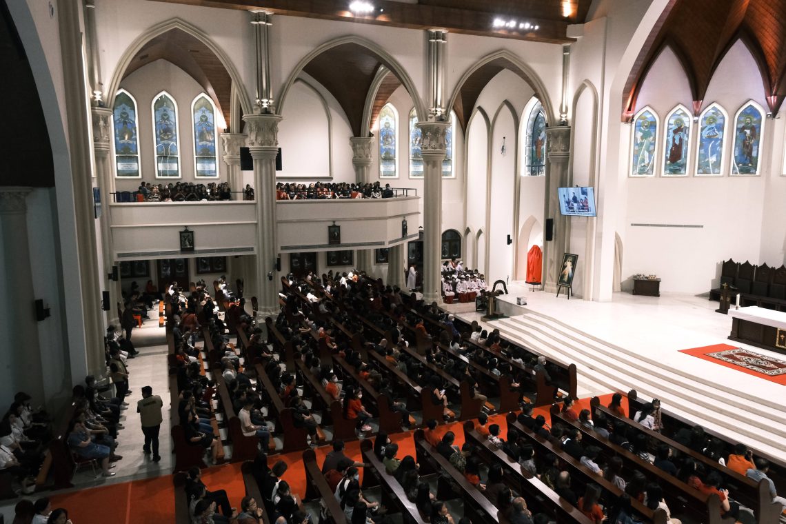 Suasana sunyi dan hening di Gereja Katedral Makassar dalam Ibadat I Jumat Agung