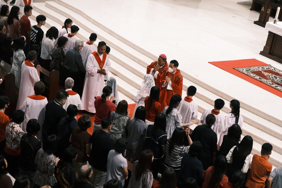 Uskup dan pastor yang akan beranjak keluar meninggalkan tempat Ibadat I Jumat Agung, menandakan rangkaian ibadah telah selesai