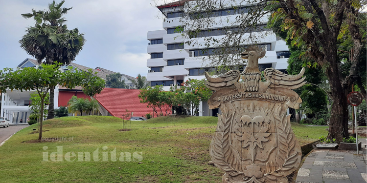 Rektorat Unhas dan Patung Lambang Unhas. Foto: IDENTITAS/Muhammad Nur Ilham