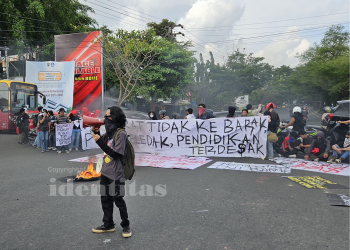 Unjuk rasa menyambut Hari Buruh Internasional dan Hari Pendidikan Nasional 2025 yang berlangsung di pintu 1 Unhas, Selasa (29/04). Foto: IDENTITAS/Yan