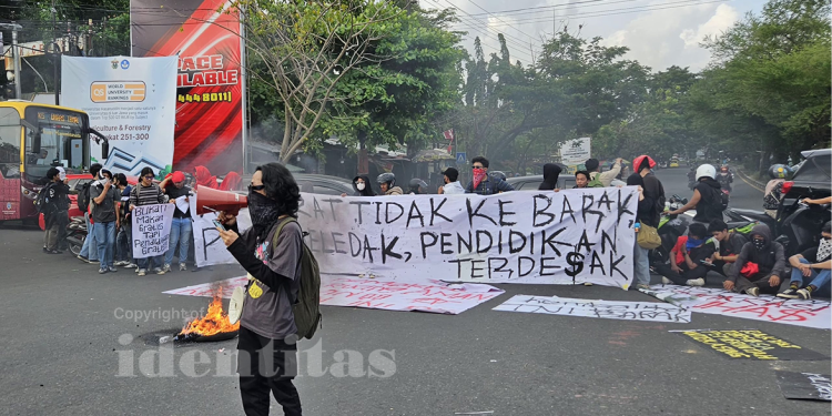 Unjuk rasa menyambut Hari Buruh Internasional dan Hari Pendidikan Nasional 2025 yang berlangsung di pintu 1 Unhas, Selasa (29/04). Foto: IDENTITAS/Yan