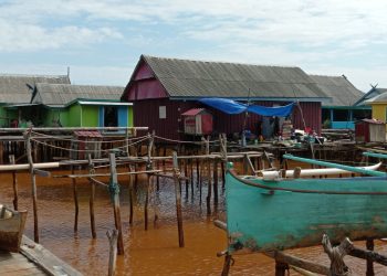 Kondisi laut di pemukiman nelayan Bajo yang bercampur dengan lumpur tambang nikel. Foto: Dokumentasi penelitian