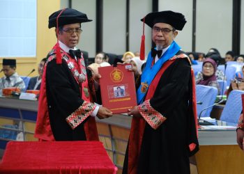 Ulas Eksplorasi Transformasi Spektral, Dosen FIKP Resmi Dikukuhkan Sebagai Guru Besar