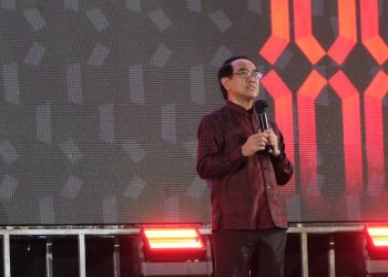 Rektor Unhas, Prof Jamaluddin Jompa saat memberi sepatah kata pada HBH IKATEK Unhas 2025 di GOR Unhas, Sabtu (05/04). Foto : IDENTITAS/Adrian